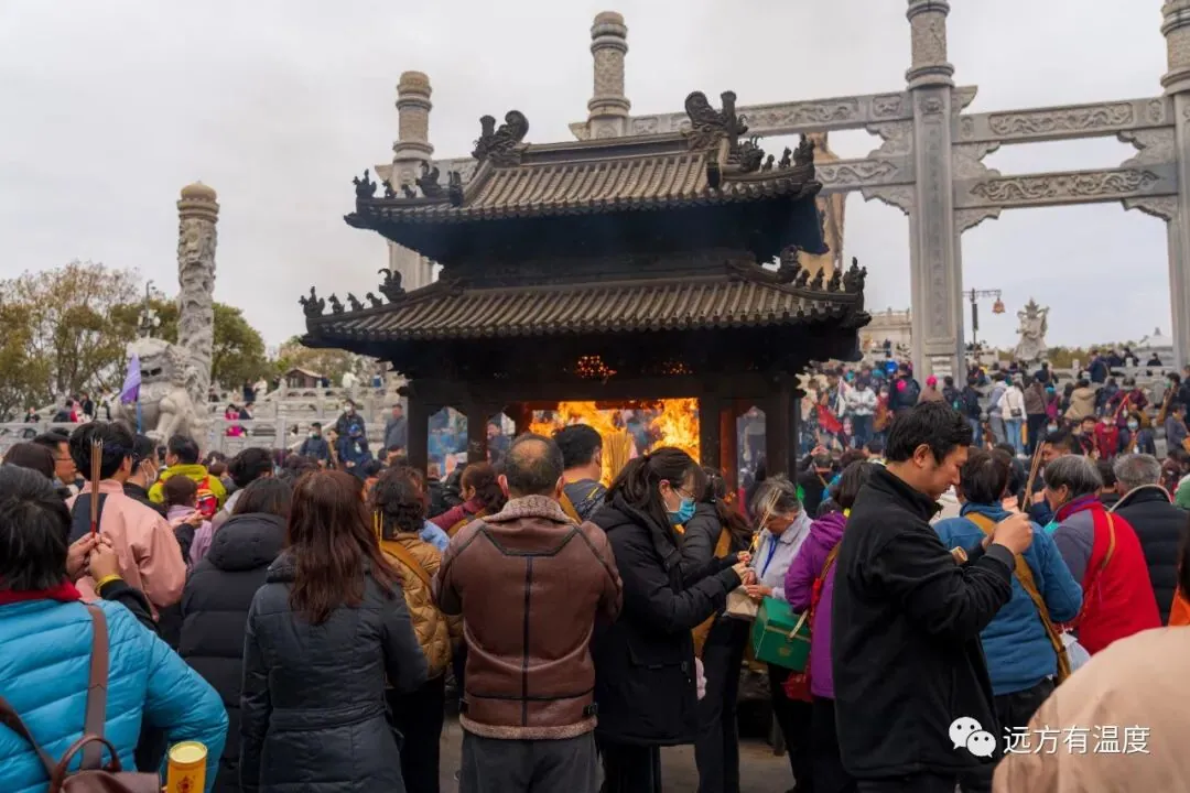 烧香祈福的人儿