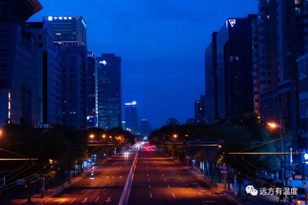 夜晚的马路，外卖小哥还在努力工作：
