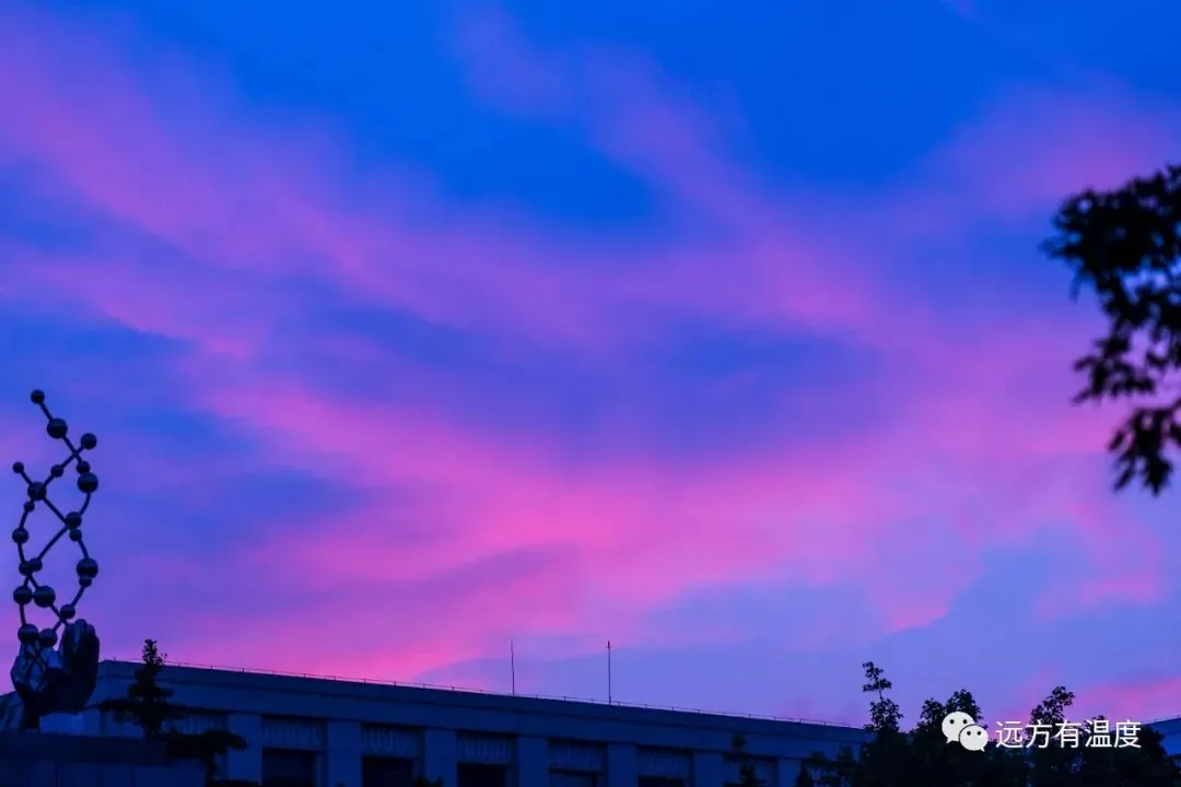 夜晚的晚霞，治愈着人们的内心：
