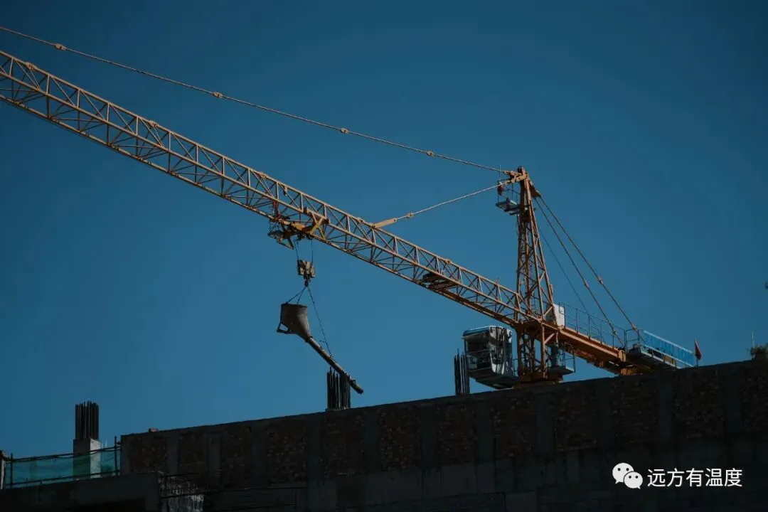 高处的塔吊，改变着城市的样貌。