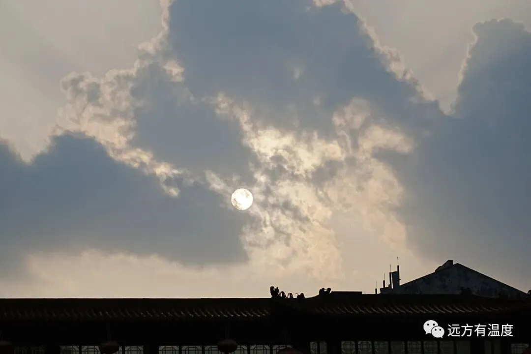 藏在云后的太阳公公。