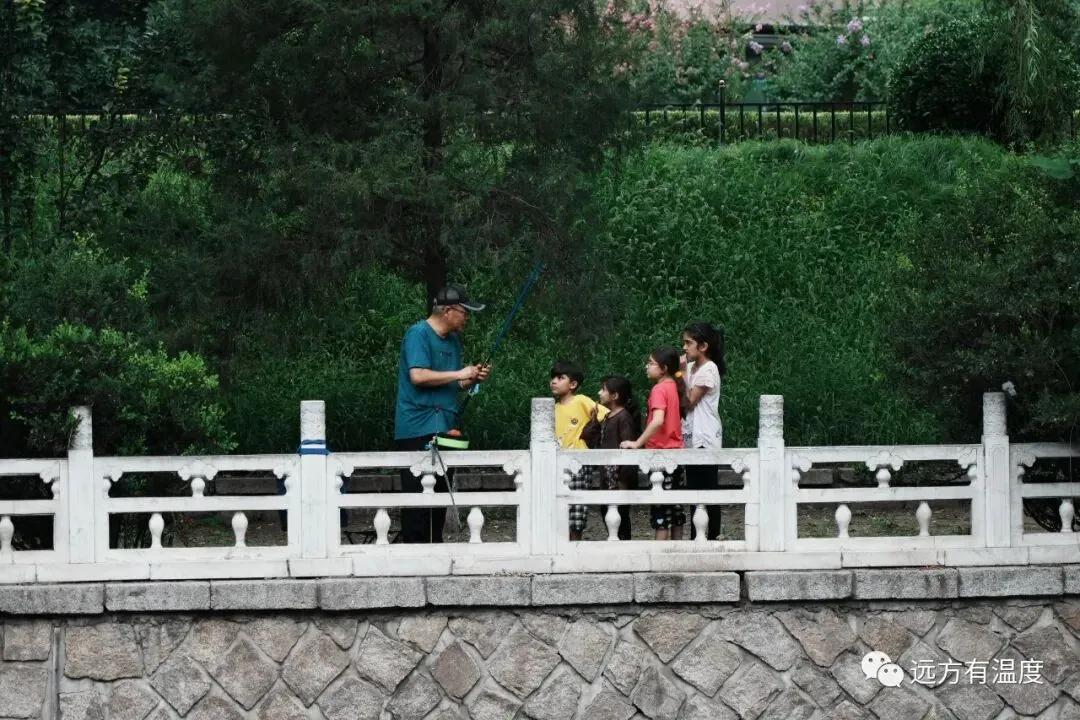 老爷爷给国外的小朋友，讲述着中国故事。