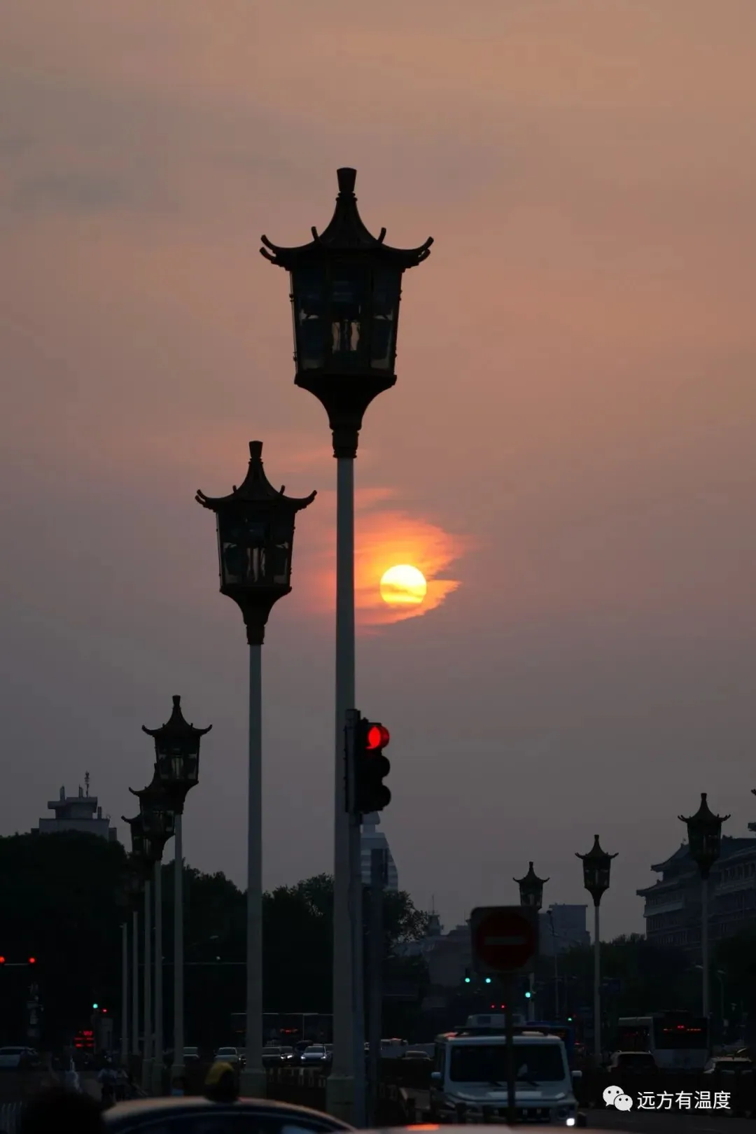 我以为忘了想念，而面对夕阳。