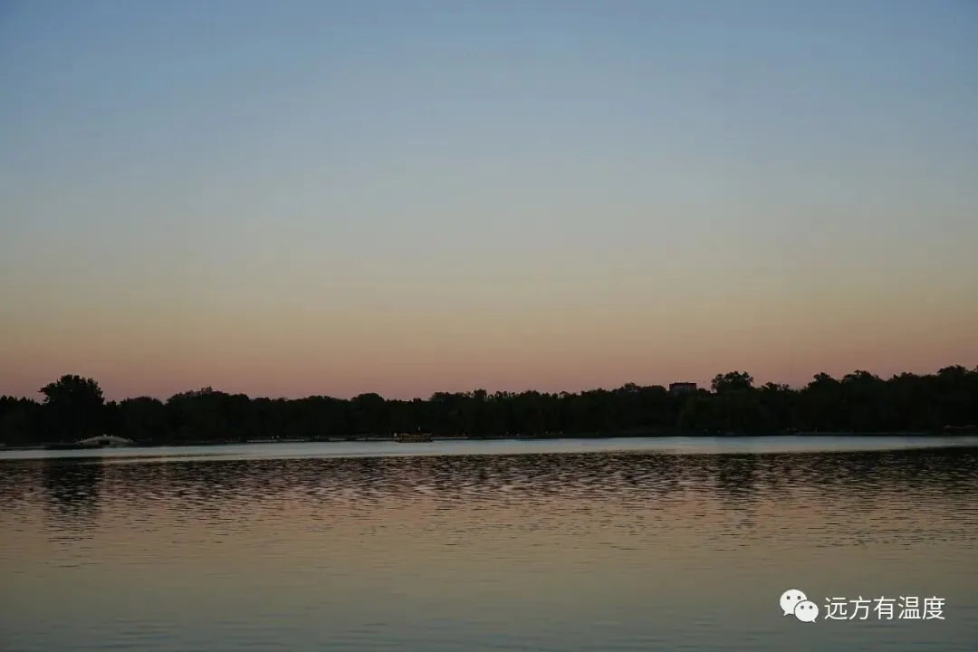 福海旁，那一抹夕阳。