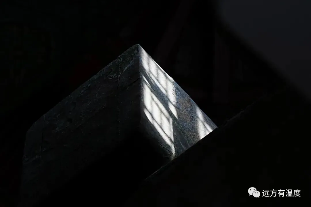 阳光透过古建筑，照在悬挂永乐大钟的梁