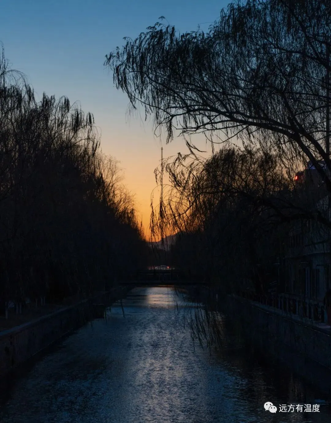 落日余晖波光映，舒云剩影水色悠