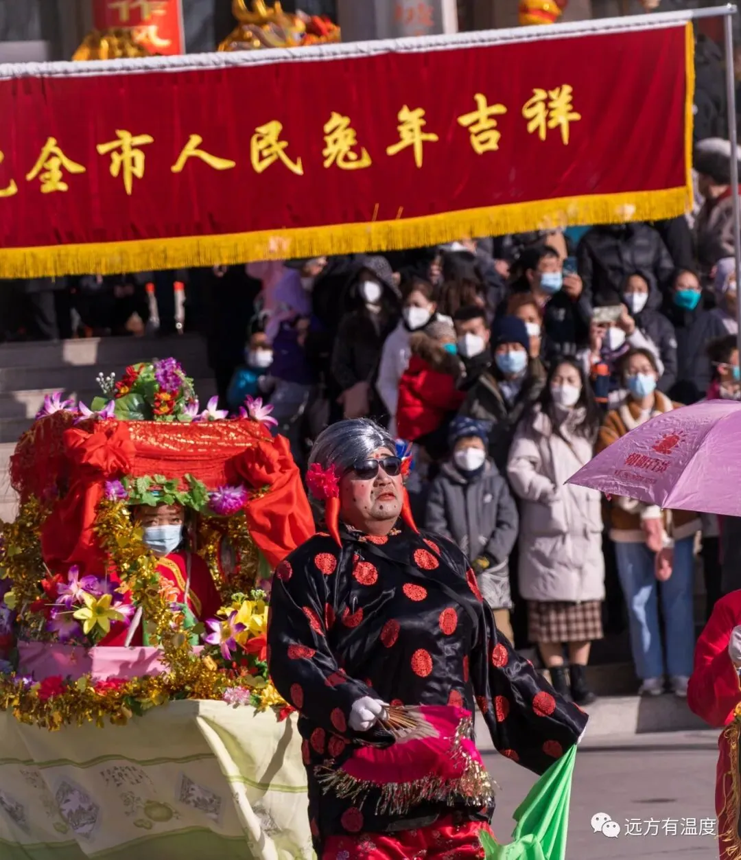 表演节目的人儿，给大家带来欢声笑语