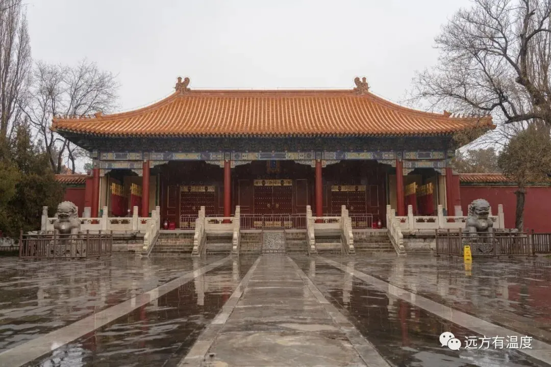 黄琉璃筒瓦庑殿顶，单昂单翘五踩斗栱