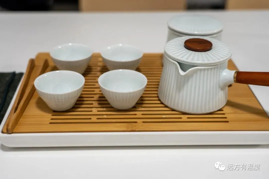一灯一椅，一桌一几，一窗一花，一书一笔，一酒一茶，一我一己