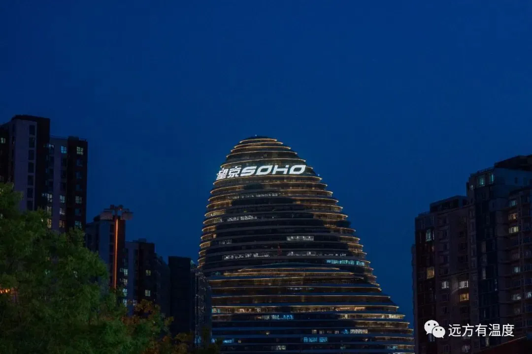首都机场进入市区的高层地标建筑，被称为“首都第一印象建筑”