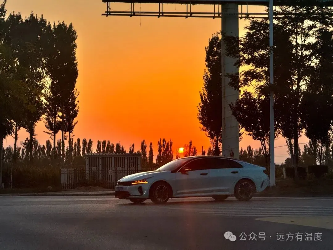 夕阳下的车
